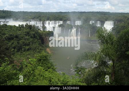 Chutes d'Iguazu, Argentine et Brésil - chutes d'eau de la rivière Iguazu vues depuis le parc national d'Iguaçu, Parana, Brésil, avec bateau sur le point d'entrer dans les chutes d'eau Banque D'Images