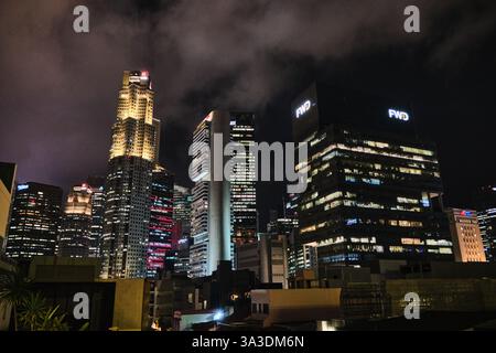 Singapour - 18 janvier 2025 : quartier des affaires, vue nocturne des immeubles de bureaux Banque D'Images