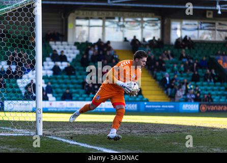 Yeovil, Somerset, Royaume-Uni. 15 mars 2025. Harrison Male of York City remporte un coup lors du match de Ligue nationale au stade Huish Park, Yeovil photo de Martin Edwards/Alamy Live News 07880 707878 crédit : Martin Edwards/Alamy Live News Banque D'Images