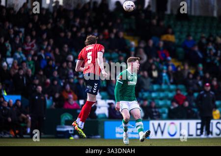 Yeovil, Somerset, Royaume-Uni. 15 mars 2025. Callum Howe de York City nettoie la balle en plein champ dans les dernières minutes du match lors du match de Ligue nationale au stade Huish Park, Yeovil photo de Martin Edwards/Alamy Live News 07880 707878 crédit : Martin Edwards/Alamy Live News Banque D'Images