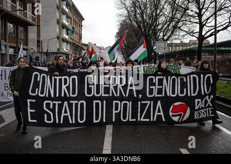 Milan, Italie. 15 mars 2025. Corteo per Dax Piazza XXIV Maggio Milano - Italia - Cronaca Sabato, 14 Marzo, 2025 (Foto di Marco Ottico/Lapresse) procession pour Dax Piazza XXIV Maggio Milan, Italie - Actualités samedi, 15 mars, 2025 (photo de Marco Ottico/Lapresse) crédit : LaPresse/Alamy Live News Banque D'Images