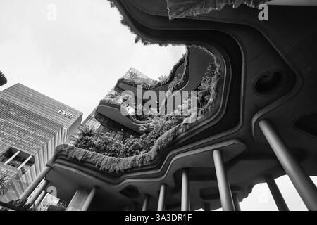 Singapour - 12 août 2024 : vue sur Parkroyal Collection Pickering, un hôtel de luxe avec une vaste verdure conçu par WOHA Banque D'Images