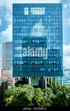 Singapour - 12 août 2024 : vue sur Parkroyal Collection Pickering, un hôtel de luxe avec une vaste verdure conçu par WOHA Banque D'Images