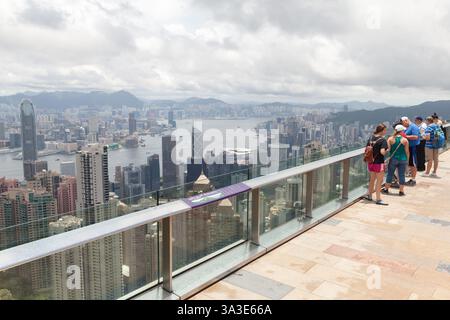 Hong Kong - 15 juillet 2017 : les touristes profitent d'une vue imprenable sur les gratte-ciel emblématiques de Hong Kong et le port depuis Victoria Peak, avec ses gratte-ciel modernes, Banque D'Images