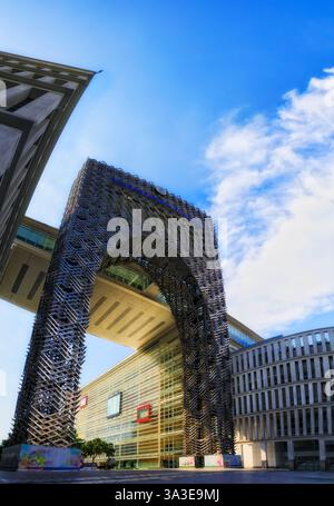 Immeuble de bureaux du gouvernement local Perbadanan avec porte en arc moderne dans la capitale Putrajaya de la Malaisie. Banque D'Images