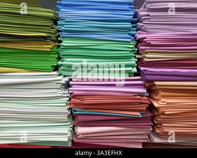 Piles de papiers pliés colorés dans un arrangement ordonné vibrant. Banque D'Images
