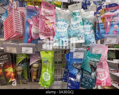 Variété de rasoirs jetables et de produits de rasage sur l'affichage. Banque D'Images