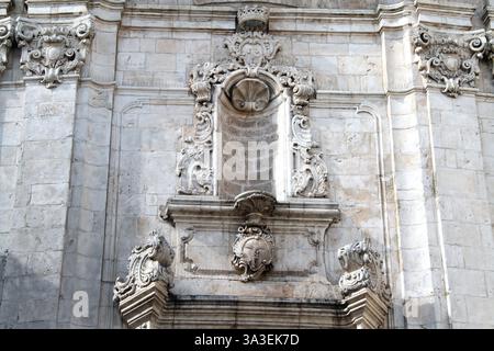 Ostuni, Italie. Détails architecturaux sur la façade de l'église Saint Vito le Martyr du XVIIIe siècle. Banque D'Images