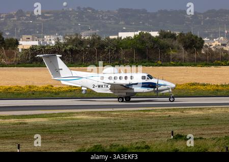 DEA Aviation Beechcraft 200T King Air (Reg : 2-WKTK) effectuant un virage de 180 degrés après l'atterrissage de la piste 13. Banque D'Images