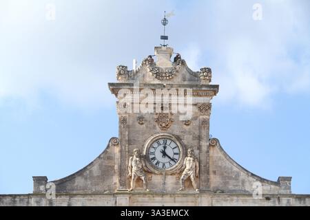 L'horloge au sommet de l'hôtel de ville d'Ostuni, Italie Banque D'Images