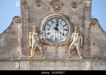 L'horloge au sommet de l'hôtel de ville d'Ostuni, Italie Banque D'Images