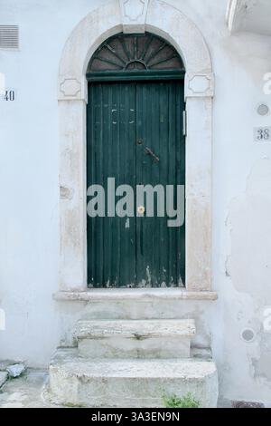 Beau portail dans le centre historique d'Ostuni, Italie Banque D'Images