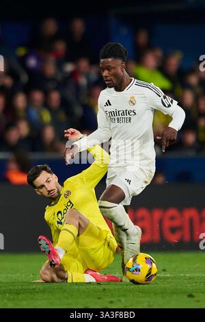 Villarreal, Espagne. 15 mars 2025. VILLARREAL, ESPAGNE - 15 MARS : Eduardo Camavinga milieu de terrain central du Real Madrid concourt pour le ballon avec Alex Baena attaquant milieu de terrain du Villarreal CF lors du match LaLiga EA Sports entre Villarreal FC et le Real Madrid à l'Estadio de la Ceramica le 15 mars 2025 à Villarreal, Espagne. (Photo de Francisco Macia/photo Players images/Magara Press) crédit : Magara Press SL/Alamy Live News Banque D'Images