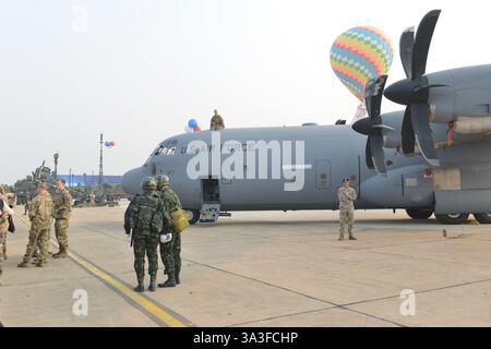 Ha Noi Vietnam 21 décembre 2024 : avion de transport AMÉRICAIN C130. Exposition internationale de défense au Vietnam. Aéroport militaire de GIA Lam Международная выст Banque D'Images