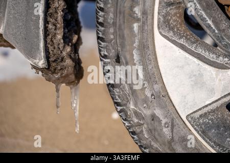 accumulation de glace et de neige sur le passage de roue du pneu arrière. Banque D'Images