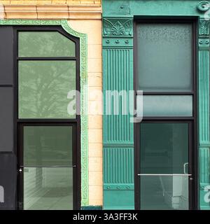 Un duo moderne en menthe et sarcelle, cousu ensemble par le détail, la texture et la mémoire architecturale. Banque D'Images