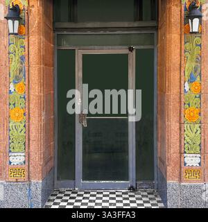 Une entrée historique dans Chinatown de Chicago avec des tileworks en terre cuite émaillée complexes présentant des motifs floraux, des oiseaux et des motifs chinois traditionnels Banque D'Images