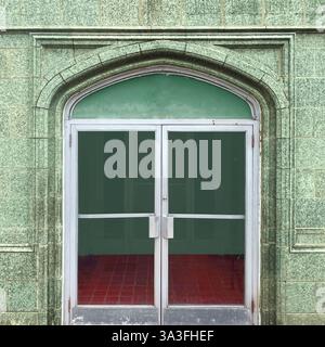 Un bâtiment vintage en pierre verte avec une entrée voûtée à Chicago. Banque D'Images