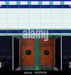 Une vitrine Art déco vintage avec un superbe système de tilework bleu et vert, avec une paire de portes avec des hublots ronds. Banque D'Images