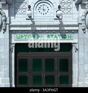 La grande entrée de Uptown Station à Chicago, avec une façade historique ornée, une horloge vintage et une signalisation verte saisissante. Banque D'Images