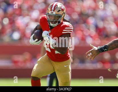 Santa Clara, États-Unis. 29 septembre 2024. San Francisco 49ers Running Back Jordan Mason (24 ans) remonte le 29 septembre 2024 contre les Patriots de la Nouvelle-Angleterre lors du premier quart-temps au Levi's Stadium de Santa Clara, Californie. (Photo de Nhat V. Meyer/Bay Area News Group/TNS/SIPA USA) crédit : SIPA USA/Alamy Live News Banque D'Images