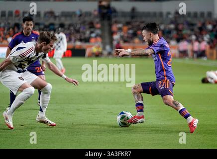 15 avril 2025 : 15 mars 2025, Houston, Texas, U.S.S. A- L'aile gauche du Dynamo de Houston SABASTIAN KOWALCZYK (27 ans) frappe le ballon lors du match de football MLS entre le Real Salt Lake et le Dynamo de Houston au Shell Energy Stadium de Houston, au Texas. (Crédit image : © Jerome Hicks/ZUMA Press Wire) USAGE ÉDITORIAL SEULEMENT! Non destiné à UN USAGE commercial ! Crédit : ZUMA Press, Inc/Alamy Live News Banque D'Images