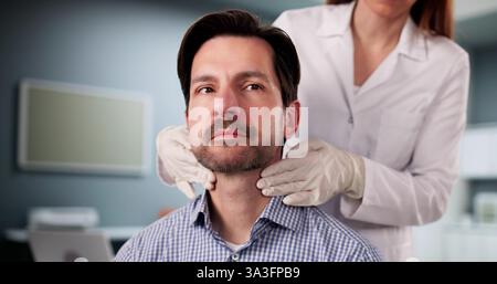Palpation de la glande thyroïde : le médecin examine le cou de la jeune femme. Opportunités de carrière. Banque D'Images