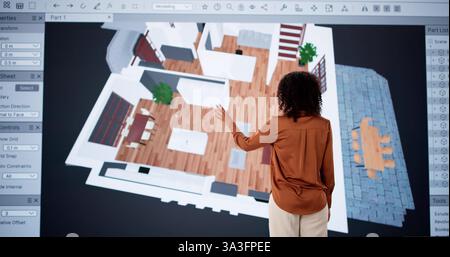 Architecte utilisant un logiciel 3D analysant le plan d'étage de la maison pour la rénovation. Banque D'Images