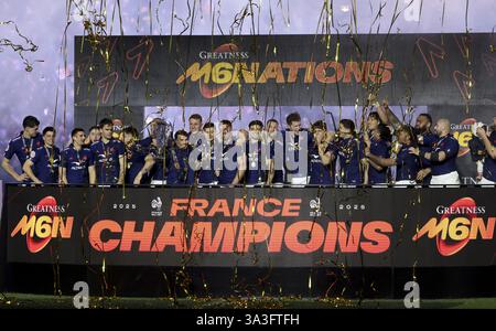 Les joueurs de France célèbrent lors de la cérémonie de podium qui suit le championnat des six Nations 2025, match de rugby à xv entre la France et l'Écosse le 15 mars 2025 au stade de France à Saint-Denis près de Paris Banque D'Images