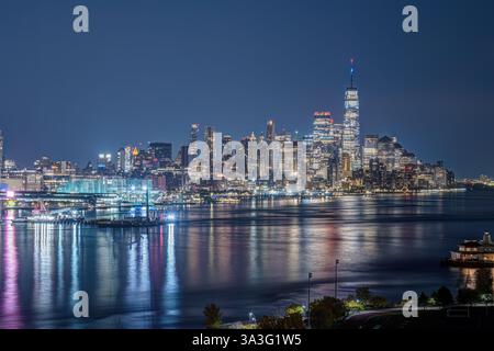 Les gratte-ciel de Lower Manhattan et le fleuve Hudson la nuit Banque D'Images