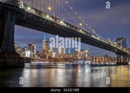 Le Manhattan Bridge à New York la nuit avec le Brooklyn Bridge à l'arrière Banque D'Images