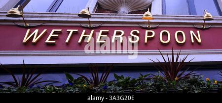 Photo du dossier datée du 20/01/09 d'une enseigne de JD Wetherspoon dans une maison publique de Putney au sud-ouest de Londres. JD Wetherspoon devrait révéler une flambée des ventes cette semaine, alors que les experts conseillent au groupe de pub de saisir plus de parts de marché de concurrents plus petits dans le contexte des hausses d'impôts à venir en avril. La société cotée à Londres, qui compte environ 800 pubs à travers le Royaume-Uni, devrait publier ses résultats semestriels le 21 mars. Date d'émission : dimanche 16 mars 2025. Banque D'Images
