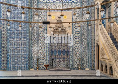 Blaue Iznik-Fliesen im Innenraum der Rüstem-Pascha-Moschee in Eminönü, Istanbul, Türkei | carreaux Iznik bleus à l'intérieur de la mosquée Rüstem-Pascha, EMI Banque D'Images