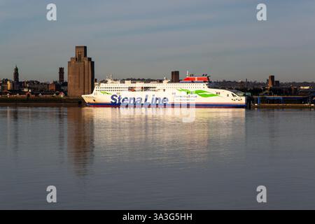 Stena Line transbordeur RoPax Stena Embla, Birkenhead-Belfast service, River Mersey, Liverpool, Angleterre, ROYAUME-UNI Banque D'Images