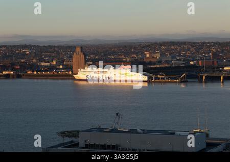 Stena Line transbordeur RoPax Stena Embla, Birkenhead-Belfast service, River Mersey, Liverpool, Angleterre, ROYAUME-UNI Banque D'Images