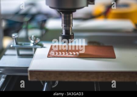 Machine avec commande numérique CNC effectue le fraisage des cartes de circuits imprimés, gravure de circuit, cartes de circuit imprimé DIY PCB Banque D'Images