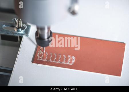 Machine avec commande numérique CNC effectue le fraisage des cartes de circuits imprimés, gravure de circuit, cartes de circuit imprimé DIY PCB Banque D'Images