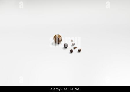 beaucoup de calculs biliaires reposant sur la surface blanche Banque D'Images