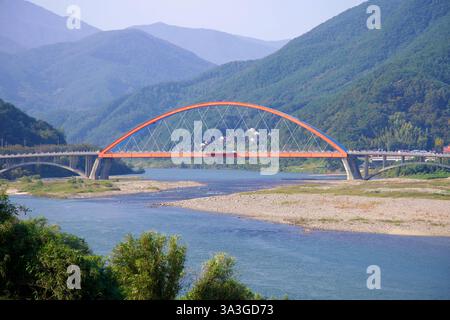 Comté de Gurye, Corée du Sud - 3 octobre 2021 : le pont de Namdo, avec ses arcs rouges et bleus distinctifs, s'étend sur la rivière Seomjin, reliant Banque D'Images