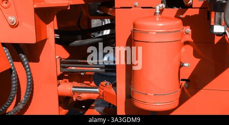 Système de piston hydraulique pour bulldozers, tracteurs, excavateurs. Tuyaux hydrauliques de machine d'industrie lourde. Mécanismes d'équipement de chargement lourd. Banque D'Images