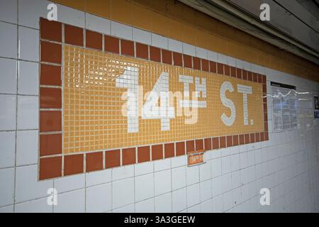 Mur carrelé à la station de métro 14th Street à Manhattan, New York, États-Unis Banque D'Images