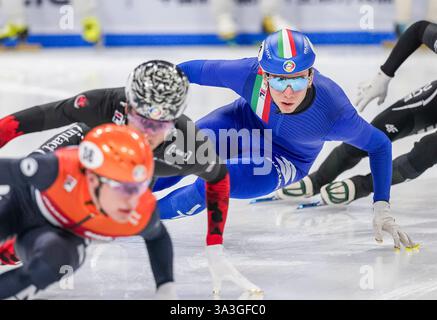 Pékin, Chine. 16 mars 2025. Thomas Nadalini (R), d’Italie, participe à la finale A du relais par équipes mixtes aux Championnats du monde de patinage de vitesse sur courte piste 2025 de l’ISU à Beijing, en Chine, le 16 mars 2025. Crédit : Sun Fei/Xinhua/Alamy Live News Banque D'Images