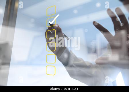 Homme d'affaires avec stylo cochez la case, vérifiez l'exactitude Banque D'Images