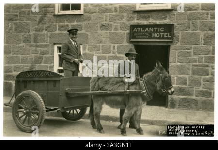 Image originale, charmante et originale du début des années 1900 d'une ancienne méthode de transport des invités. Cet âne et voiturette servait à transporter les clients de l'hôtel vers l'Atlantic Hotel, composé Mary's, Isles of Scilly. La légende dit « Hotel 'bus' Meets All Steamers », photo de King & son, série Neptune, Isles of Scilly, Cornouailles, Angleterre, Royaume-Uni vers 1919 Banque D'Images