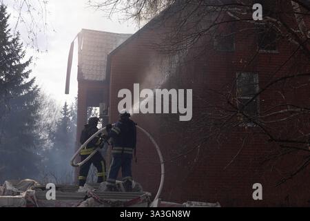Des pompiers éteignent un incendie causé par un drone russe frappant une maison privée, dans la région de Donetsk, en Ukraine, le 15 mars 2025. L'armée russe a effectué un autre bombardement de la périphérie de la ville de Kostyantynivka, rapporte le MVA. L'ennemi a poursuivi ses attaques en utilisant un véhicule aérien sans pilote de type Molniya-1. À la suite de la frappe d'une zone résidentielle, la façade d'une maison privée a été endommagée. Heureusement, il n'y a pas eu de victimes parmi la population civile. Photo de Yevhen Titov/AABACAPRESS. COM Banque D'Images