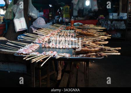 Poivre Kep en vente dans des sacs plastiques dans un marché local à Kep, Cambodge Banque D'Images