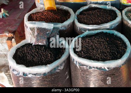 Poivre Kep en vente dans des sacs plastiques dans un marché local à Kep, Cambodge Banque D'Images