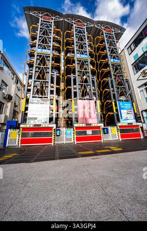 Un système de stationnement automatisé contrôlé par l'application de téléphone mobile situé juste à côté de Pingjiang lu l'une des principales zones touristiques de Suzhou, province du Jiangsu, C. Banque D'Images
