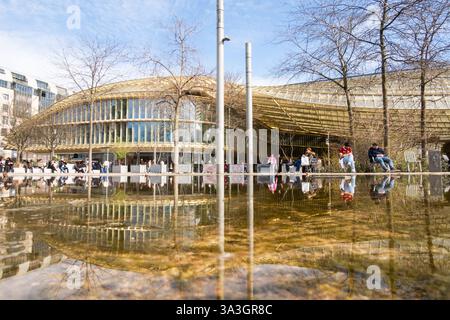 Paris, France - 07 mars 2025 : Westfield Forum des Halles, centre commercial français reflétant dans l'eau, situé à Paris Banque D'Images