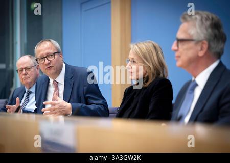 Initiative handlungsfaehiger Staat DEU, Deutschland, Allemagne, Berlin, 12.03.2025 Peer Steinbrueck Steinbrück , ehe. Bundesminister a.D., Andreas Vosskuhle Voßkuhle, ehe. Praesident vom Bundesverfassungsgericht, Julia Jaekel Jäkel , Medienmanagerin und Aufsichtsratsmitglied, und Thomas de Maiziere Maizire , ehe. Bundesminister A.D. F.l.t.r., waehrend der Bundespressekonferenz zum Zwischenbericht der Initiative fuer einen handlungsfaehigen Staat Handlungsempfehlungen fuer eine StaatsReform in Berlin Deutschland . fr : Peer Steinbrueck Steinbrück , ancien ministre fédéral, Andreas Vosskuhle Voßku Banque D'Images